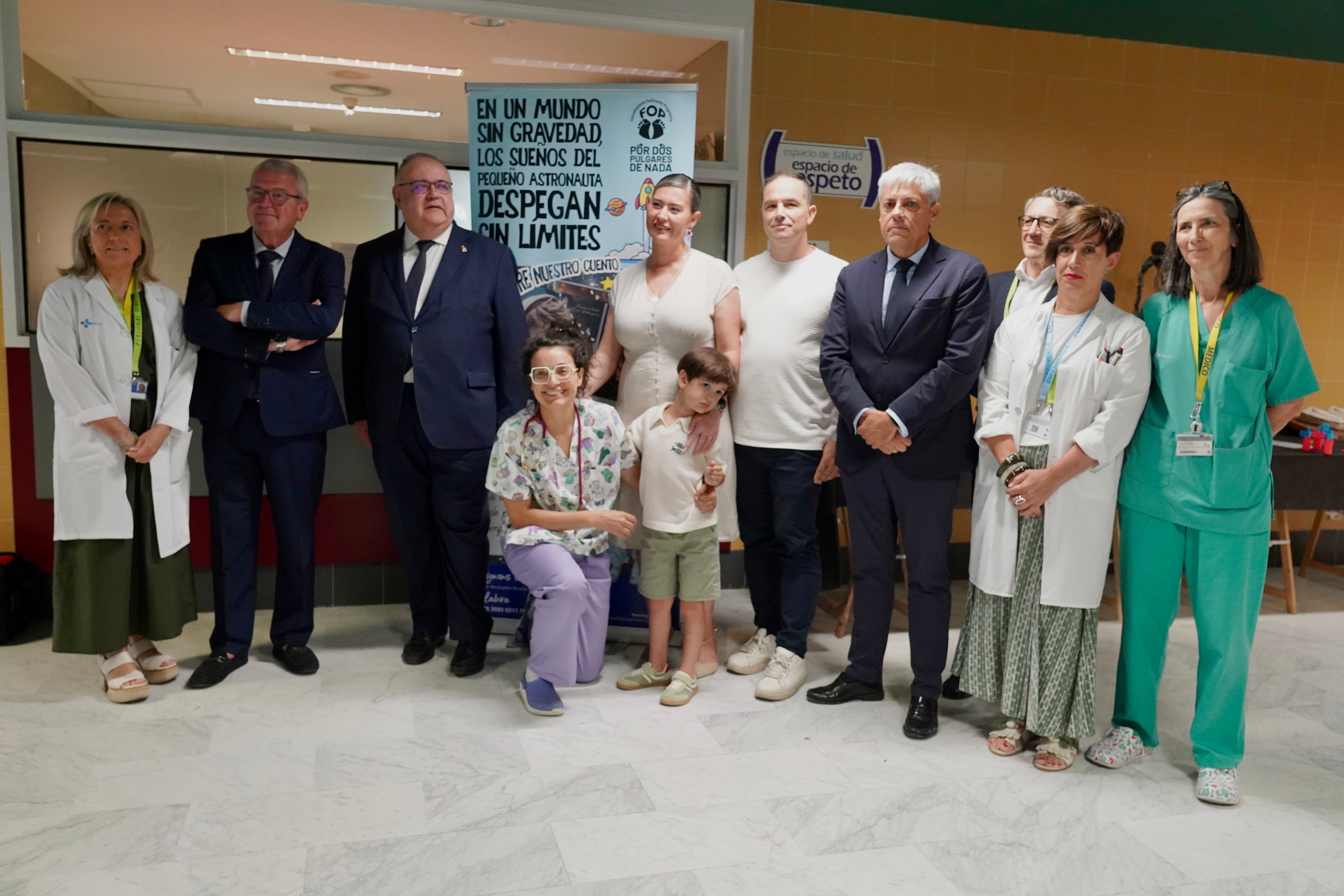 El consejero de Sanidad y Bienestar Social, Alejandro Vázquez Ramos, inaugura la exposición ‘Por dos pulgares de nada’. Campillo. Ical