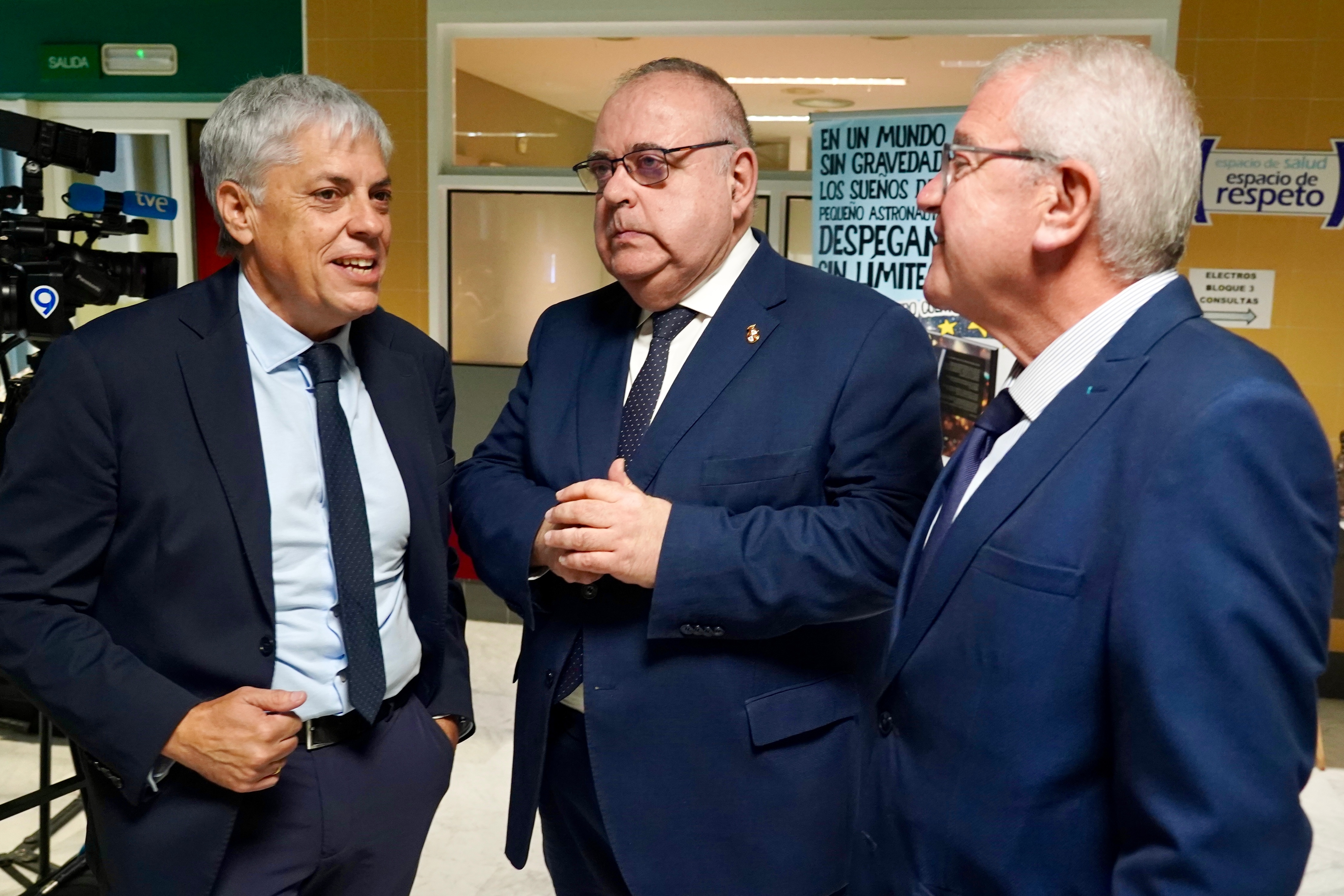 El consejero de Sanidad y Bienestar Social, Alejandro Vázquez Ramos, inaugura la exposición ‘Por dos pulgares de nada’. Campillo. Ical