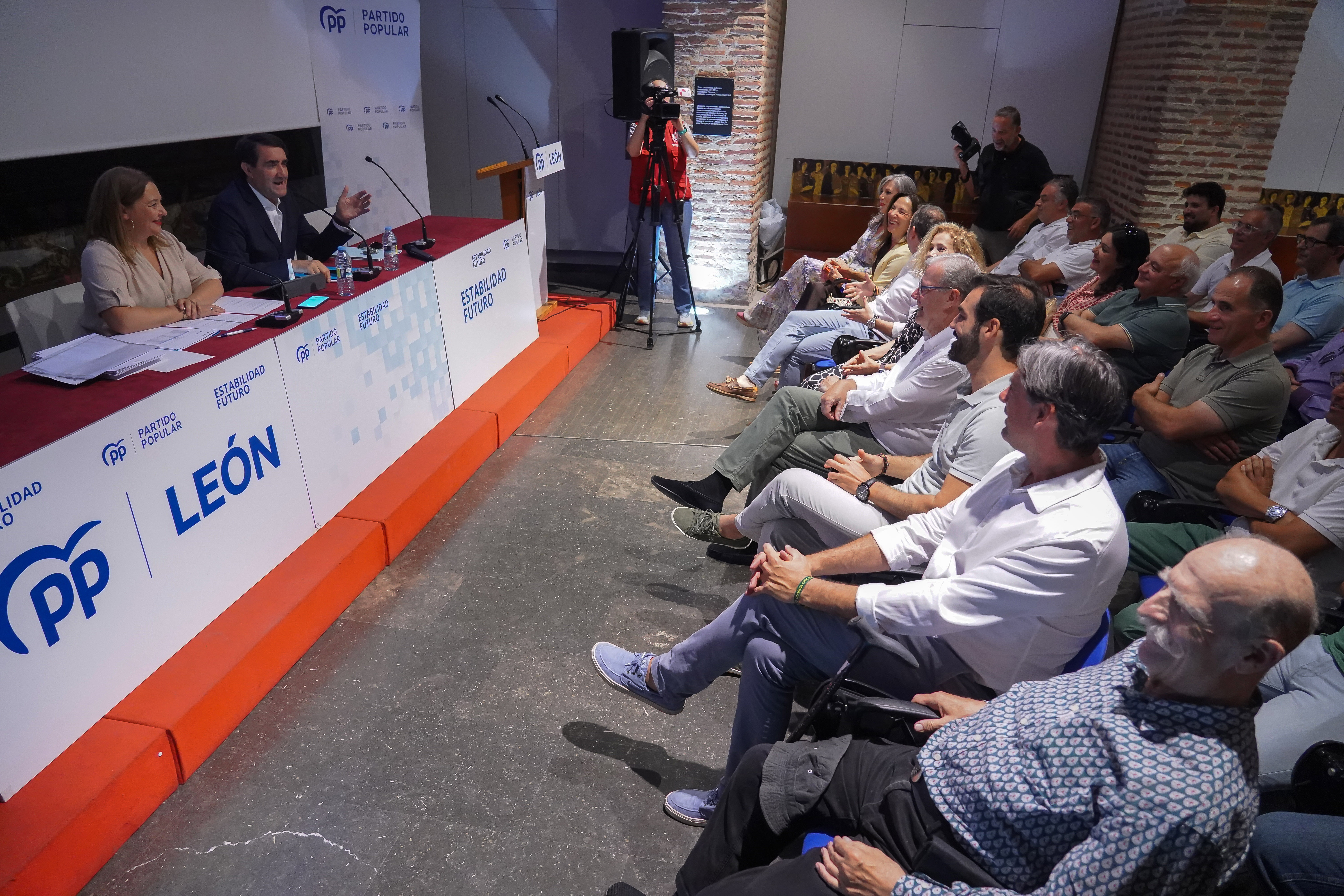 El Partido Popular de León, presidido por Juan Carlos Suárez-Quiñones, celebra una reunión de la Comisión Gestora Provincial. Campillo. Ical
