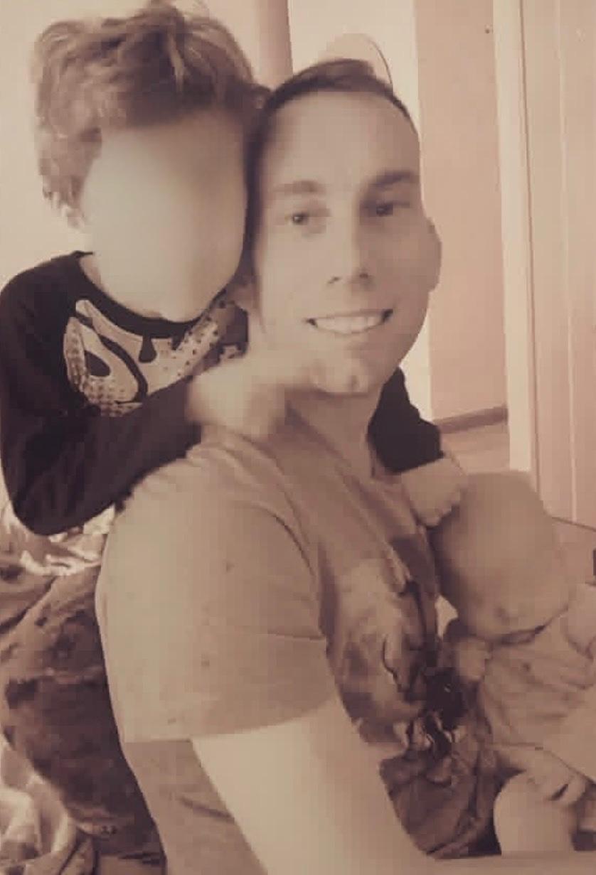 Marcos y sus dos pequeños, un par de años antes de que sufriera la primera agresión de su expareja, Ana María O.
