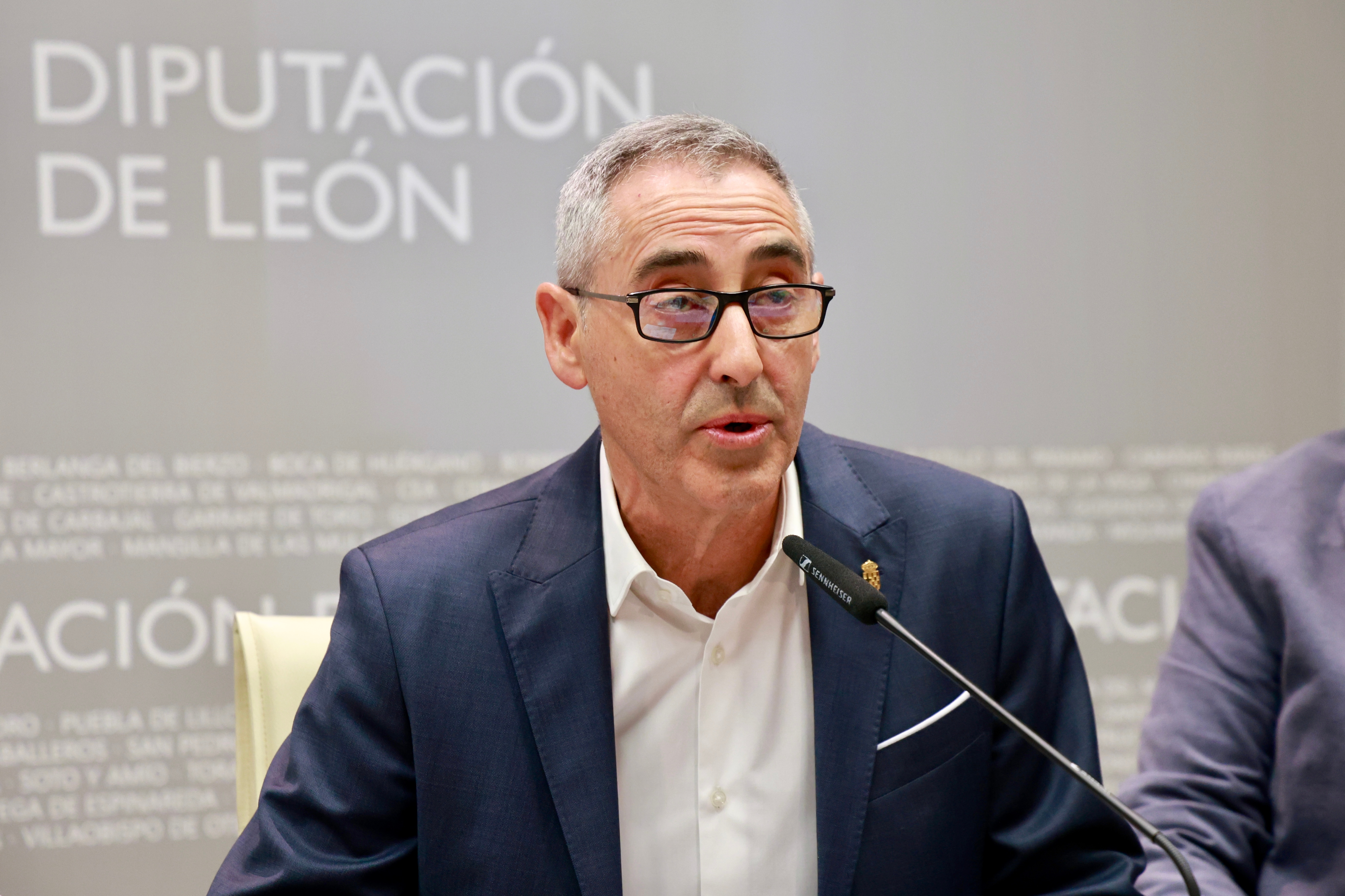 La diputada de Desarrollo Rural, Irene González, acompaña al alcalde de Villarejo de Órbigo, José Manuel Acebes, participan en la presentación de la Feria del Ajo de Veguellina de Órbigo