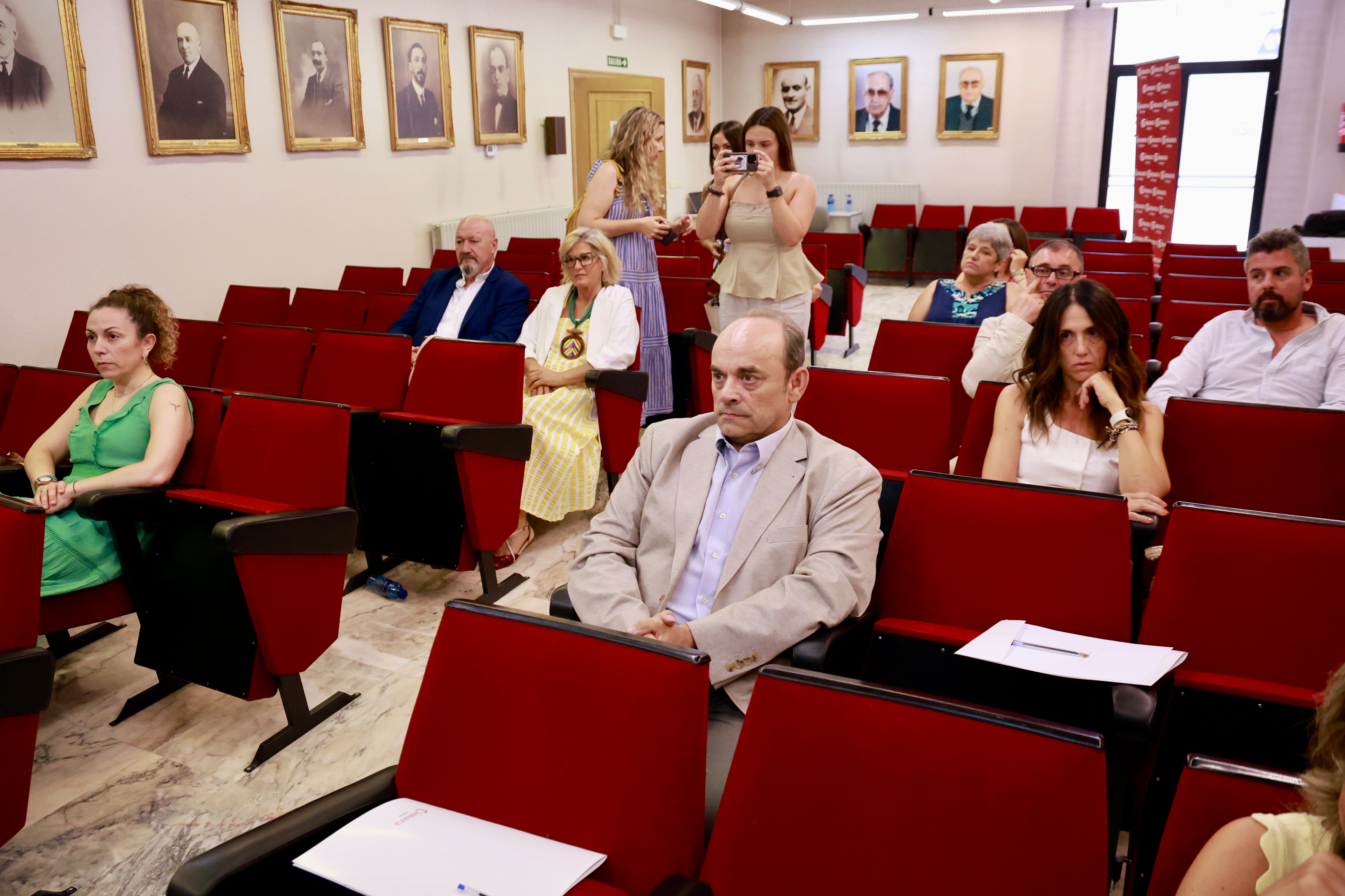 La viceconsejera de Dinamización Industrial y Laboral de la Junta de Castilla y León, Mar Sancho, preside la sesión de pleno constituyente de la Cámara de Comercio de Astorga