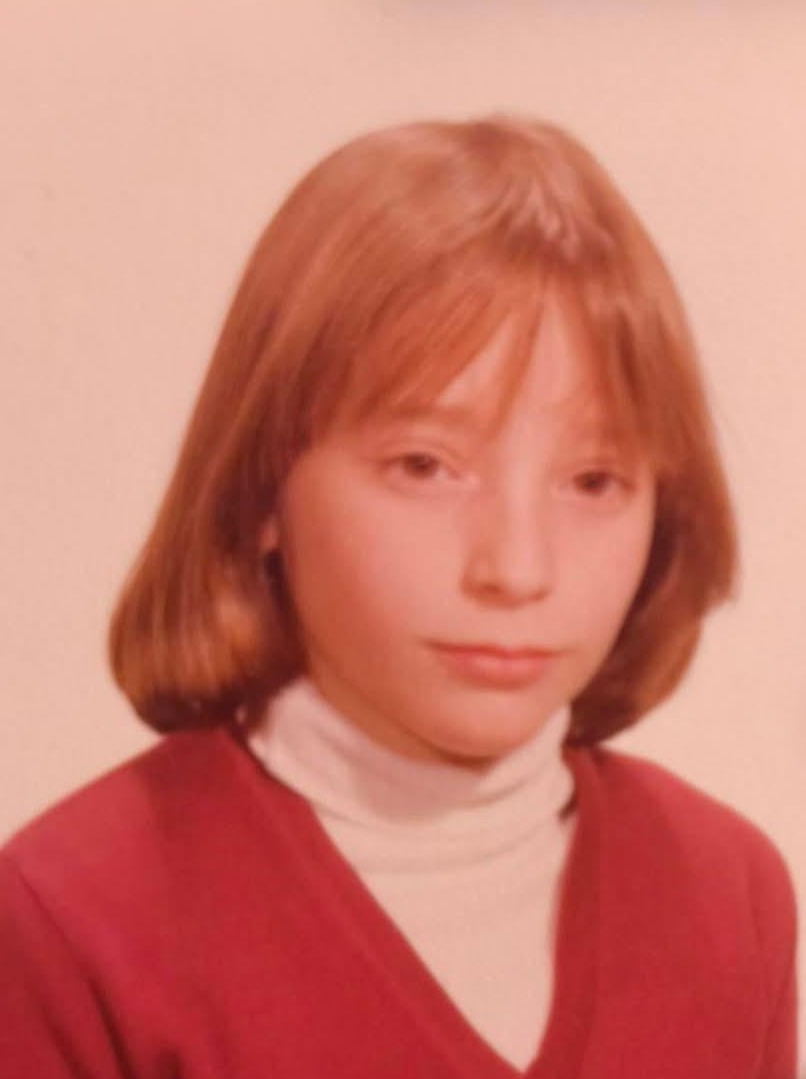 Otra imagen de niña de esta mujer que busca a la familia que le dio en adopción en 1974.