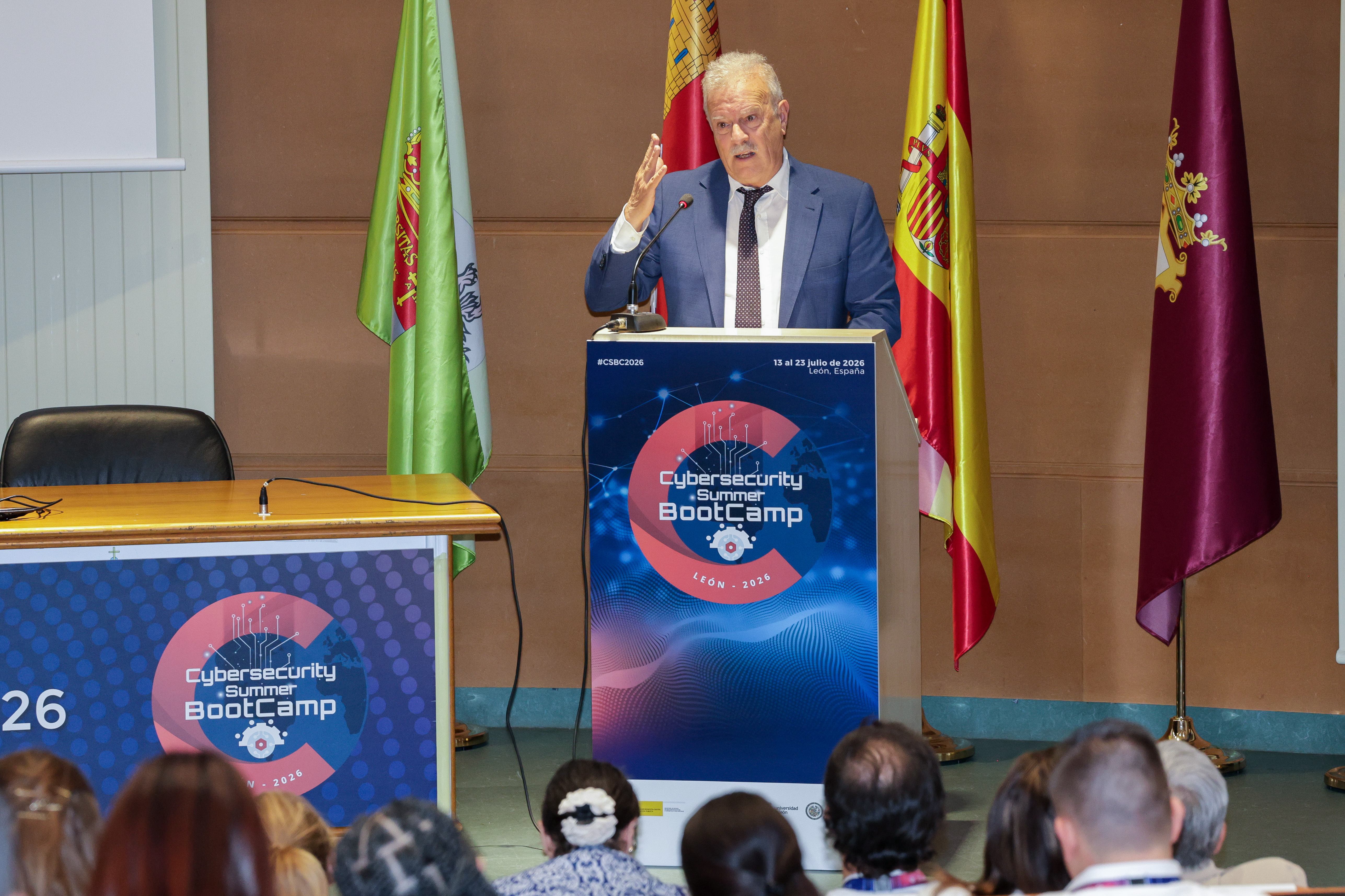 El periodista Manuel Campo Vidal imparte una ponencia magistral en la jornada ‘Democracia, ciberseguridad y progreso’ organizada por el Instituto Nacional de Ciberseguridad en el marco del Cybersecurity Summer BootCamp. Junto a él, el director del Incibe, Félix Barrio