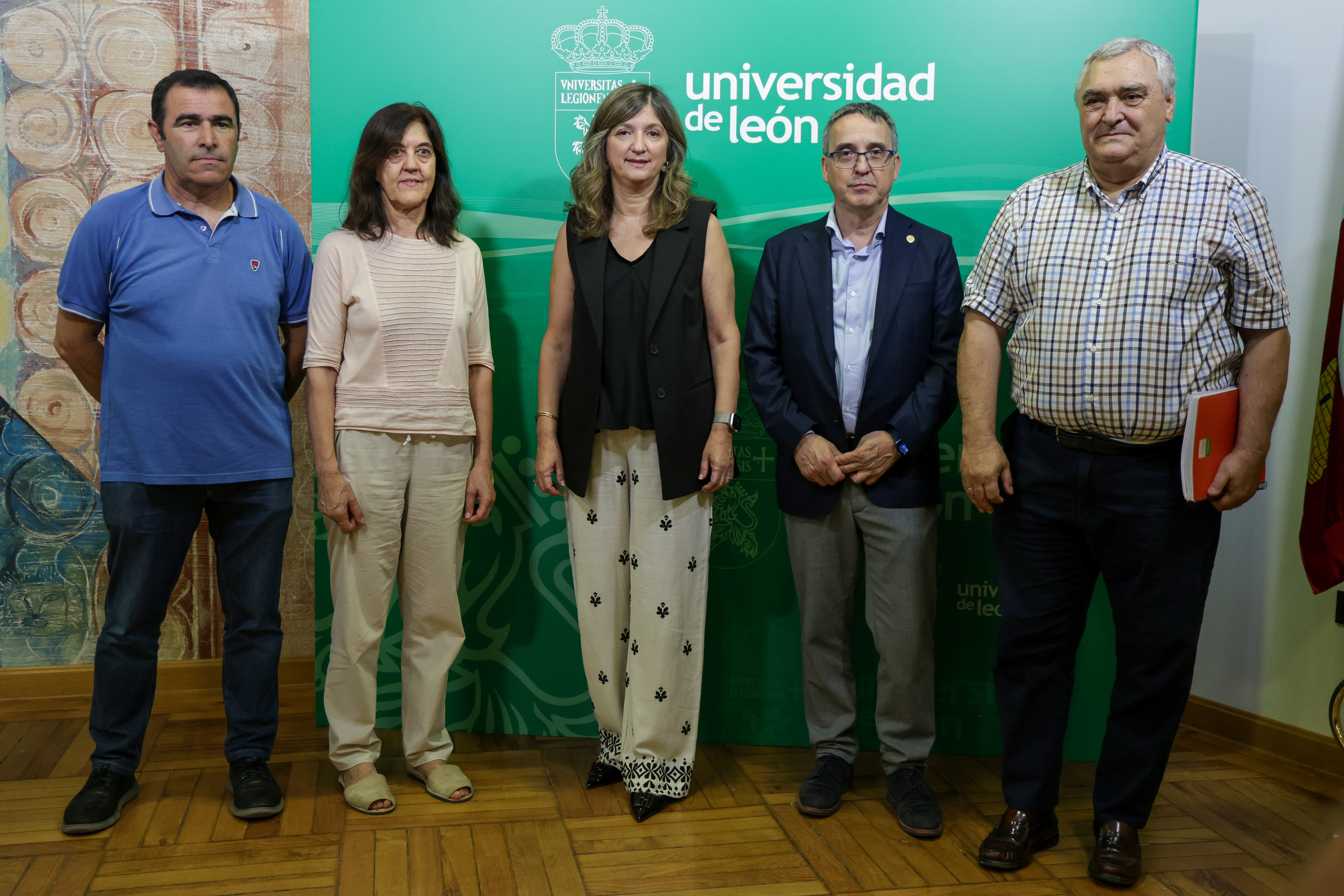 La rectora de la Universidad de León, Nuria González, presenta el proyecto de investigación APIS Foresta junto a la investigadora Rosa María Valencia y los alcaldes de Oencia, Arsenio Pombo; Tábara, Antonio Juárez, y Puebla de Sanabria, José Fernández
