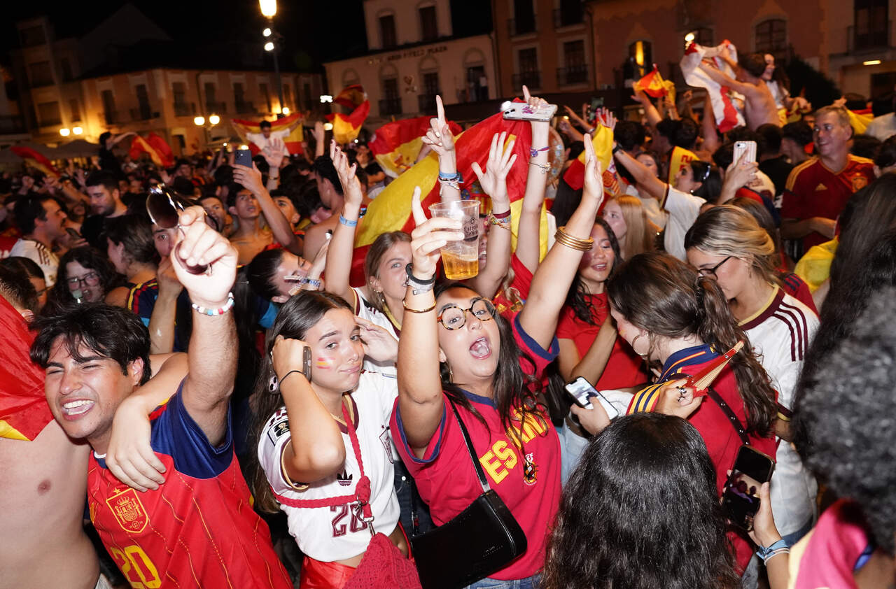 Celebración de la afición de Ponferrada del campeonato del mundo de fútbol ganado por España