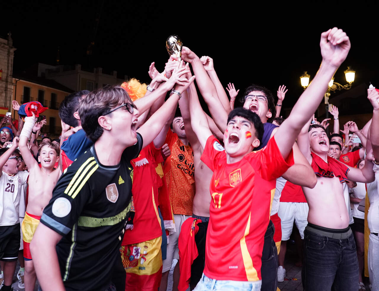 Celebración de la afición de Ponferrada del campeonato del mundo de fútbol ganado por España