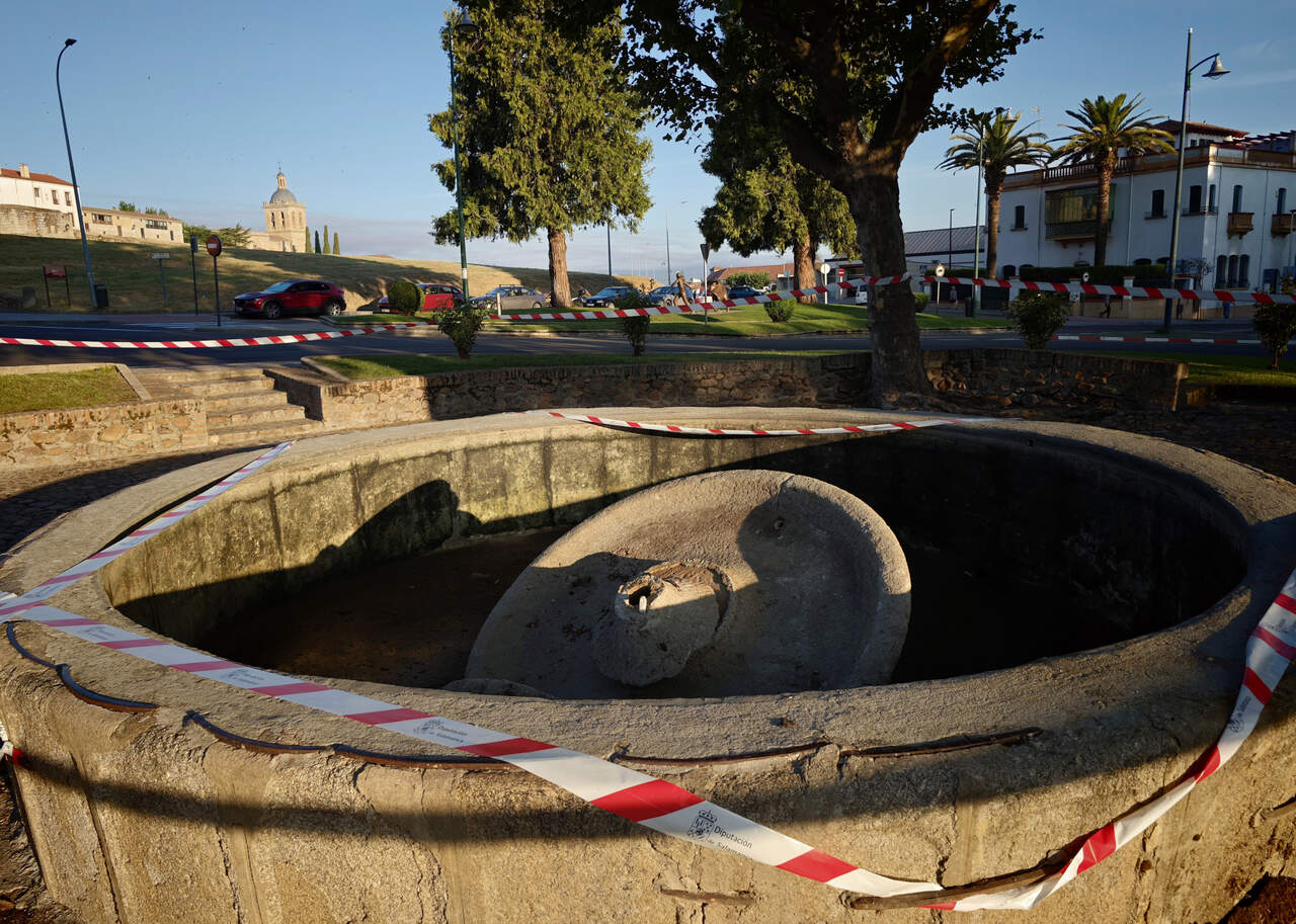 El derrumbe de la fuente de la Glorieta del Árbol Gordo de Ciudad Rodrigo provocó la tragedia y dejó un herido. Vicente. Ical