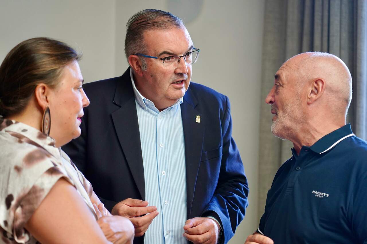 El vicepresidente de la Diputación de León, Roberto Aller, presenta la 24 Feria del Vino DO León junto al presidente de la DO, Rafael Blanco, el alcalde de Valencia de Don Juan, José Jiménez, y el concejal de Ferias y diputado provincial, Ángel Pérez