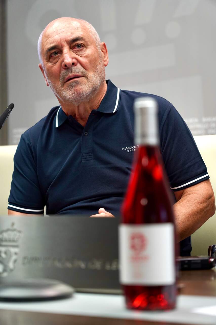 El vicepresidente de la Diputación de León, Roberto Aller, presenta la 24 Feria del Vino DO León junto al presidente de la DO, Rafael Blanco, el alcalde de Valencia de Don Juan, José Jiménez, y el concejal de Ferias y diputado provincial, Ángel Pérez