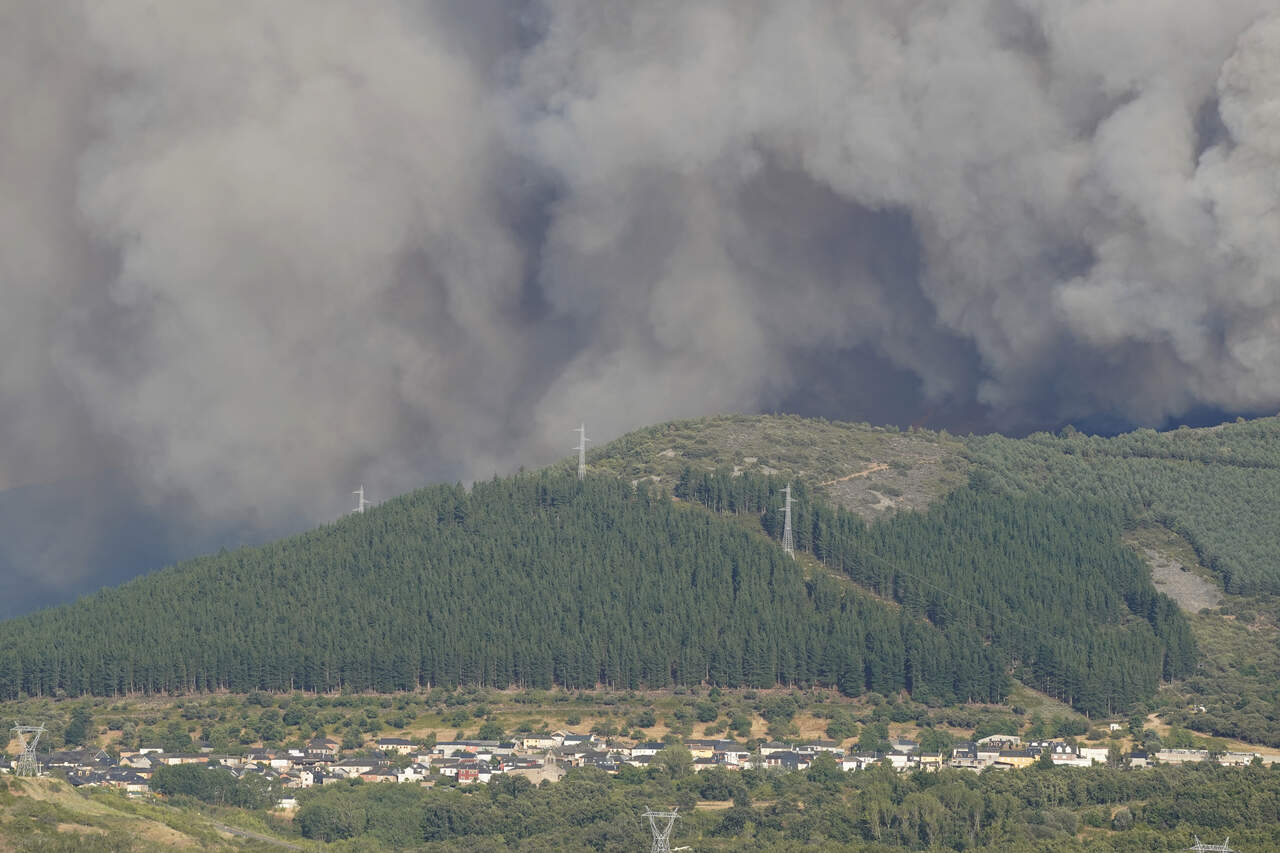 Incendio en la localidad de Castropodame (León)