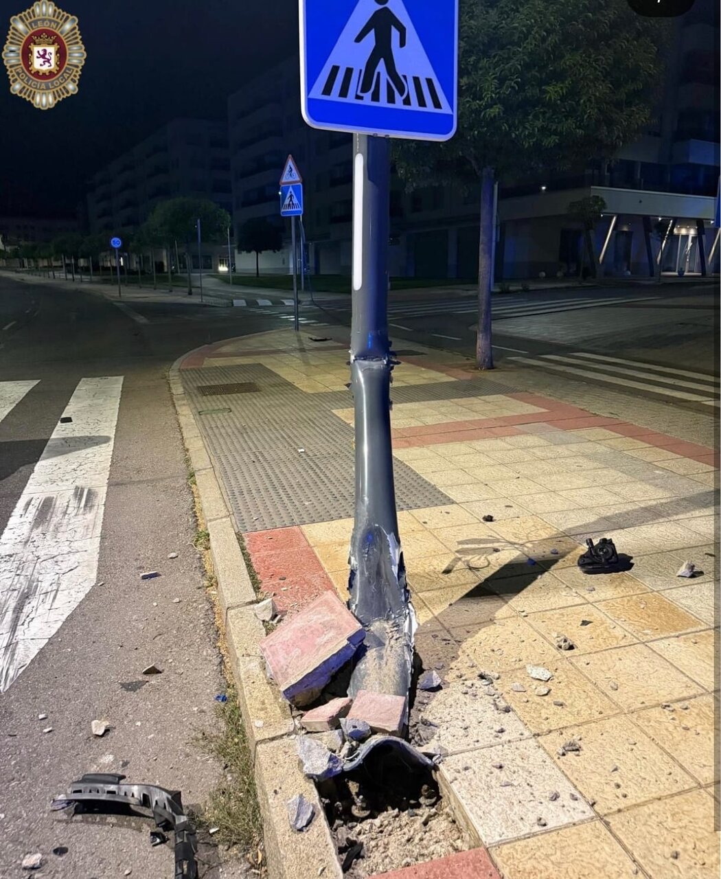 Coche se sale de la vía y termina estampado contra una farola (3)