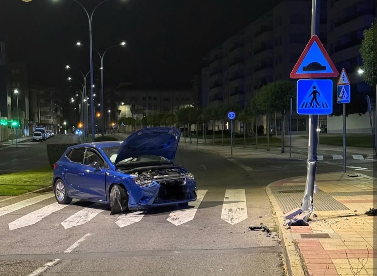 Coche se sale de la vía y termina estampado contra una farola (2)