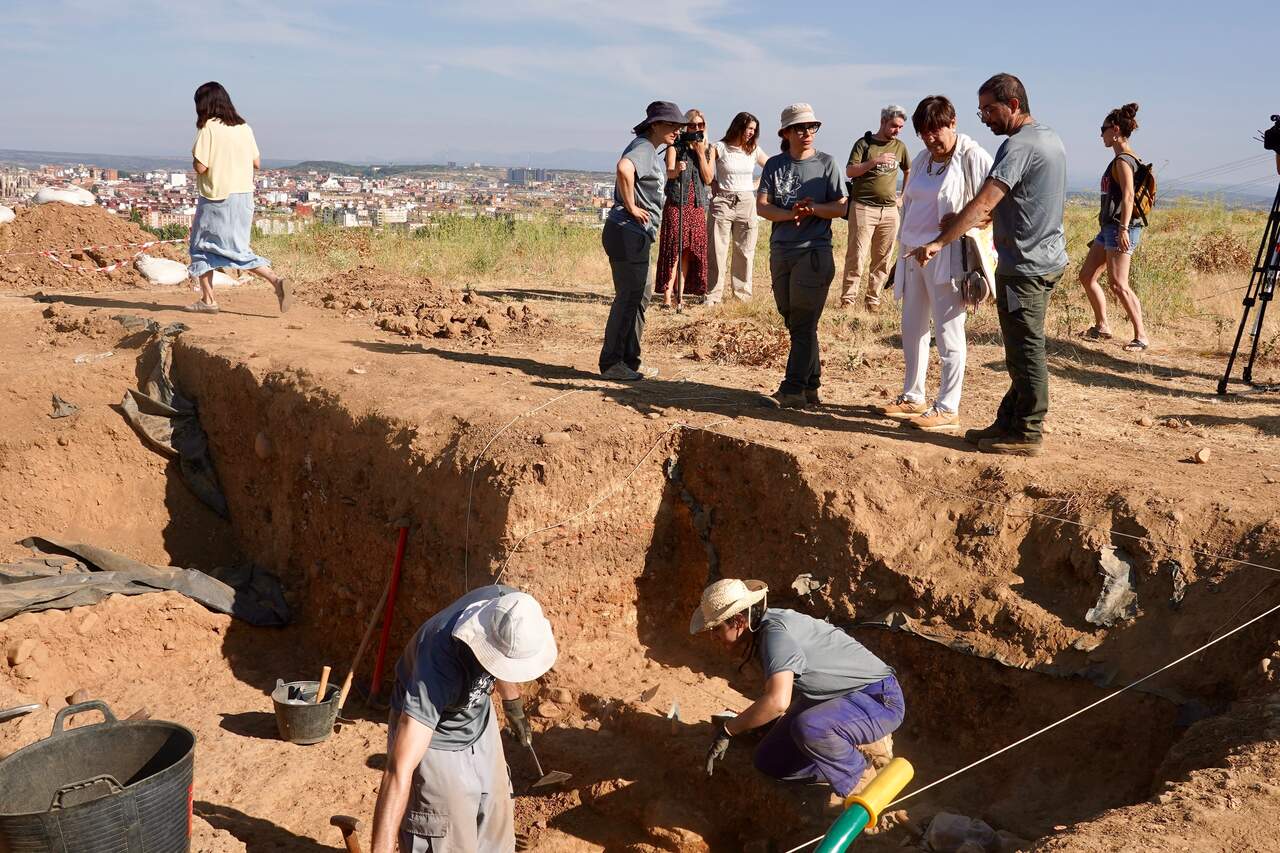 Los profesores de la Universidad de León Raquel Martínez Peñín y Carlos Fernández Rodríguez, directores de la campaña de excavación arqueológica en el Castro de los Judíos de Puente Castro, y la concejala de Acción y Promoción Cultural del Ayuntamiento de León, Elena Aguado, dan a conocer los trabajos de campo que se han iniciado este verano en este yacimiento. Campillo. Ical