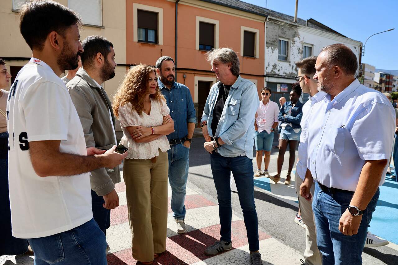 El secretario general del PSOE de Castilla y León, Carlos Martínez, acude a la clausura del XIV Congreso Autonómico de las Juventudes Socialistas junto a la alcaldesa de Bembibre, Silvia Cao, y al secretario general de las Juventudes Socialistas de León, Alberto Ferrer