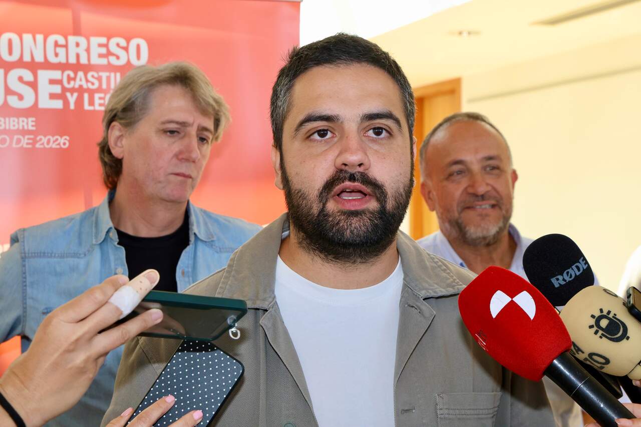 El secretario general del PSOE de Castilla y León, Carlos Martínez, acude a la clausura del XIV Congreso Autonómico de las Juventudes Socialistas junto a la alcaldesa de Bembibre, Silvia Cao, y al secretario general de las Juventudes Socialistas de León, Alberto Ferrer