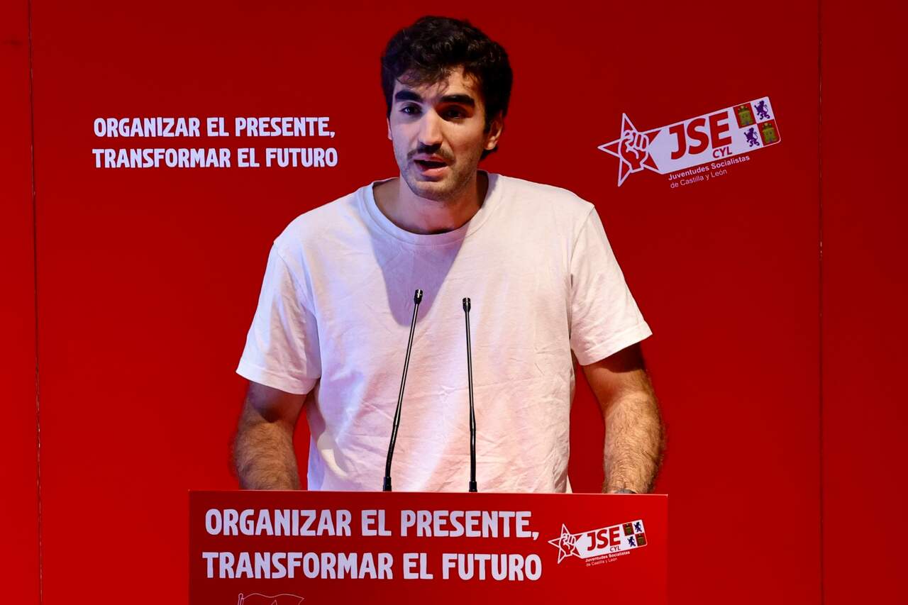 El secretario general del PSOE de Castilla y León, Carlos Martínez, acude a la clausura del XIV Congreso Autonómico de las Juventudes Socialistas junto a la alcaldesa de Bembibre, Silvia Cao, y al secretario general de las Juventudes Socialistas de León, Alberto Ferrer