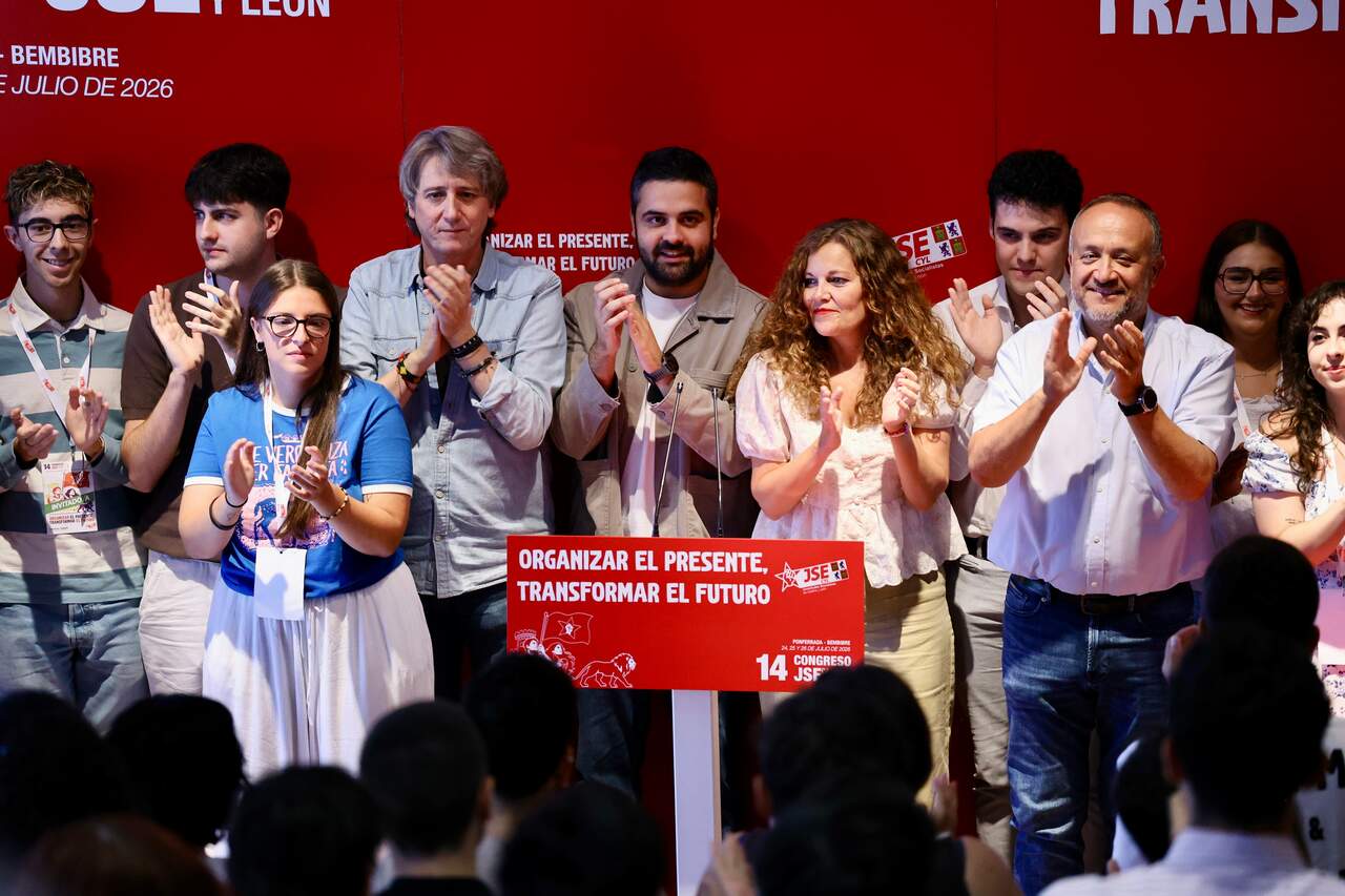 El secretario general del PSOE de Castilla y León, Carlos Martínez, acude a la clausura del XIV Congreso Autonómico de las Juventudes Socialistas junto a la alcaldesa de Bembibre, Silvia Cao, y al secretario general de las Juventudes Socialistas de León, Alberto Ferrer