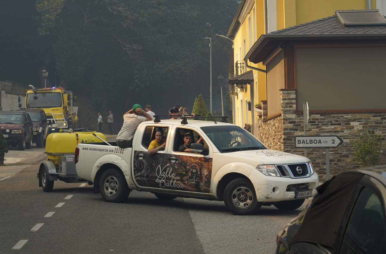Incendio en la localidad de Quintela (León)