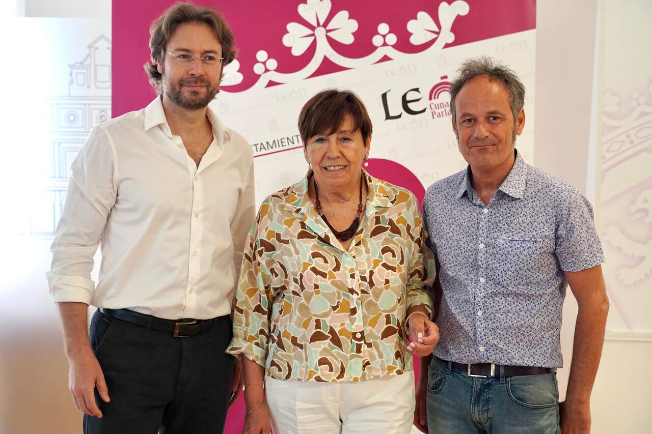 La concejala de Acción y Promoción Cultural del Ayuntamiento de León, Elena Aguado, junto al presidente del Club Leteo y del Festival Palabra, Rafael Saravia, y su coordinador, Héctor Escobar, presentan la nueva edición del festival