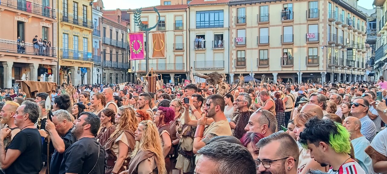 Astorga despide un histórico 40.º aniversario de Astures y Romanos. Fotos María del Carmen Baldeón (5)
