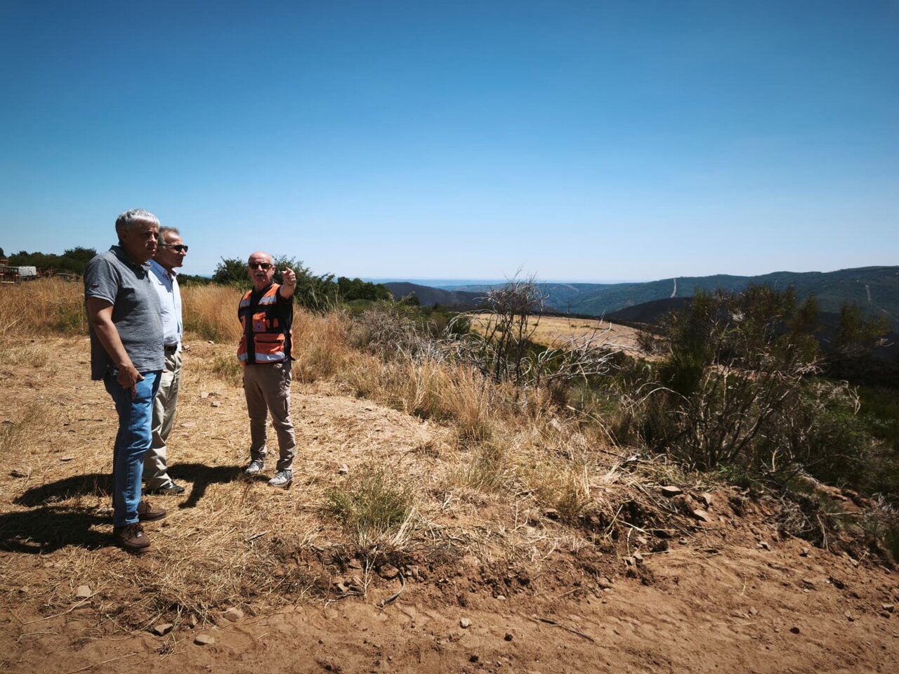 El delegado territorial de la Junta en León, Eduardo Diego, visita la comarca de Riello para visitar las zonas afectadas por el incendio forestal de Murias de Ponjos