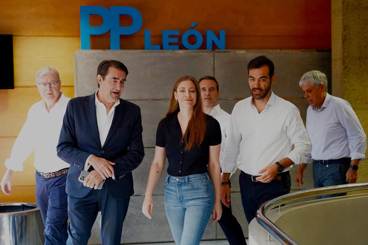 La portavoz del Partido Popular en el Congreso de los Diputados, Ester Muñoz; el presidente de la gestora del PP de León, Juan Carlos Suárez-Quiñones; el secretario provincial, Eduardo Diego; el senador Antonio Silván y el coordinador provincial, Ricardo Gavilanes, presentan al candidato a la Alcaldía de León, David Fernández. Campillo. Ical