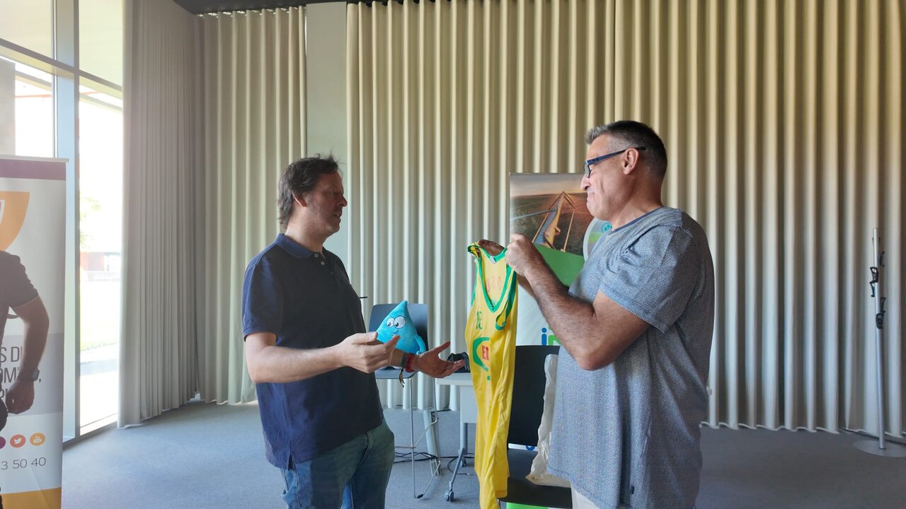 Xavi Fernández regala su camiseta del ascenso al gerente de iRiego, Paco Fernández