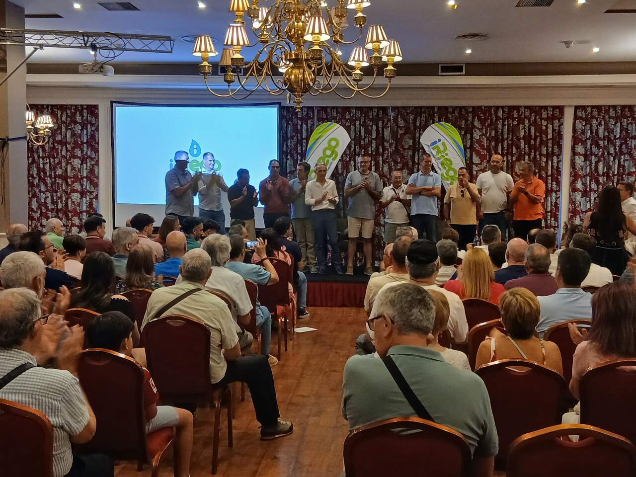 La charla concluyó con la foto de grupo de Xavi con sus compañeros de equipo